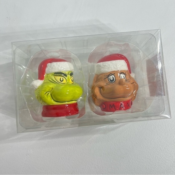 Dr. Seuss Salt & Pepper Shakers Grinch Max Sculpted Ceramic Christmas Table Set - Picture 3 of 6